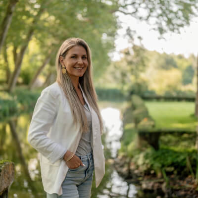 Byloos, Julie Julie Byloos